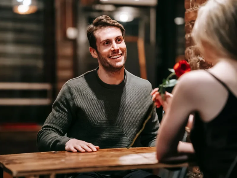 Mann und Frau beim Date im Café