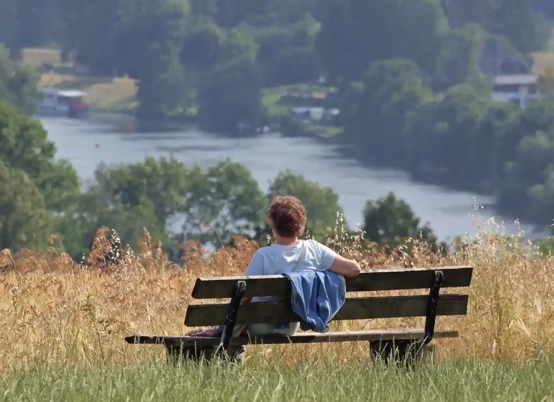 Mann in Mülheim auf der Bank